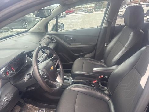 Used 2021 Chevrolet Trax LT w/ LT Convenience Package image 9