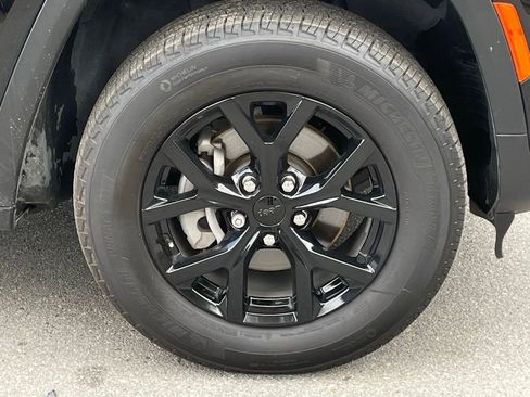 Used 2025 Jeep Grand Cherokee Altitude RWD image 32