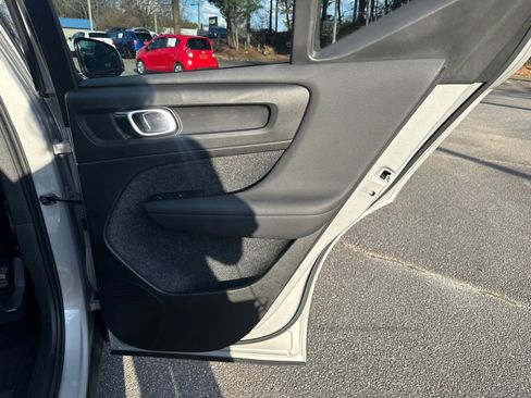 Used 2024 Volvo XC40 B5 Core image 16