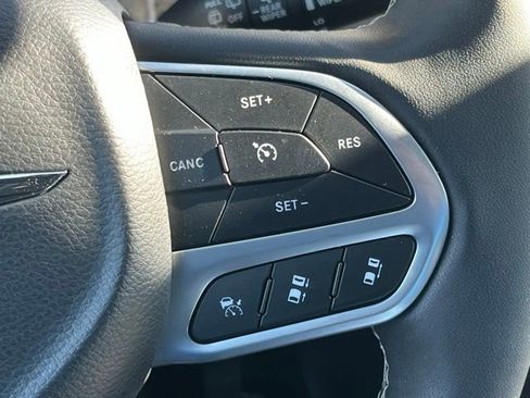 Used 2025 Chrysler Pacifica Select FWD image 35