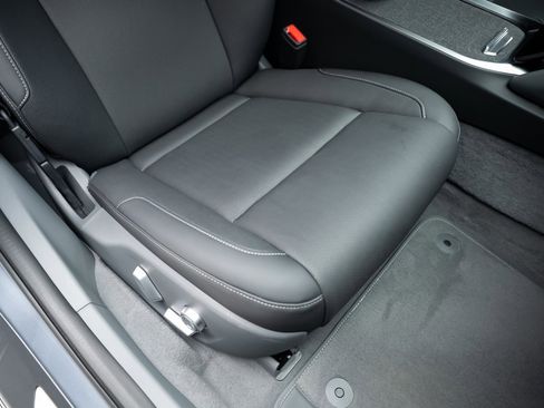 Used 2025 Lucid Air Pure image 60