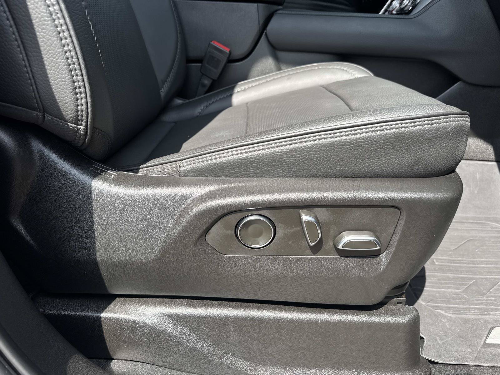 Used 2023 GMC Yukon XL Denali AWD/4WD image 15