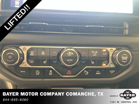 Used 2025 Jeep Gladiator Mojave AWD/4WD image 17
