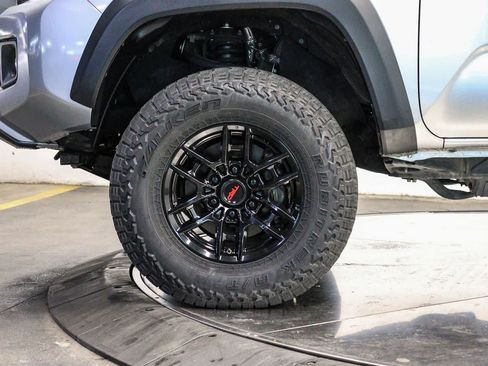 Used 2017 Toyota Tacoma TRD Off-Road AWD/4WD image 9
