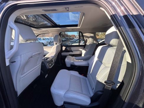 Used 2025 Ford Expedition Platinum image 24