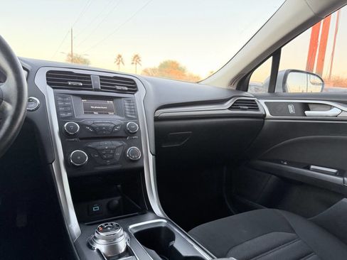 Used 2017 Ford Fusion SE image 21