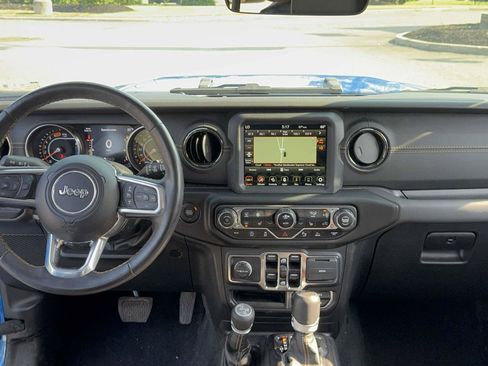 Used 2022 Jeep Wrangler Unlimited Sahara AWD/4WD image 16