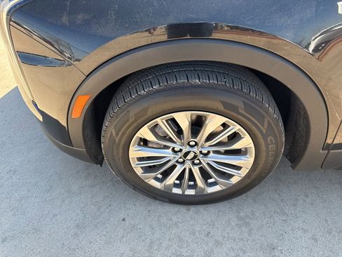 Used 2024 Cadillac XT4 Premium Luxury image 10