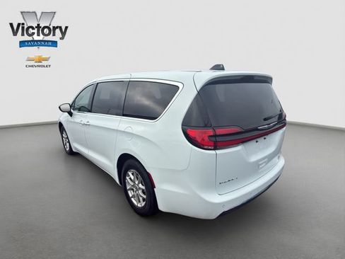 Used 2024 Chrysler Pacifica Touring-L FWD image 5