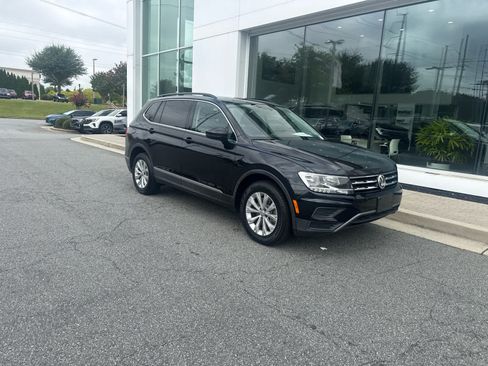 Used 2018 Volkswagen Tiguan SE w/ Panoramic Sunroof Package AWD/4WD image 2