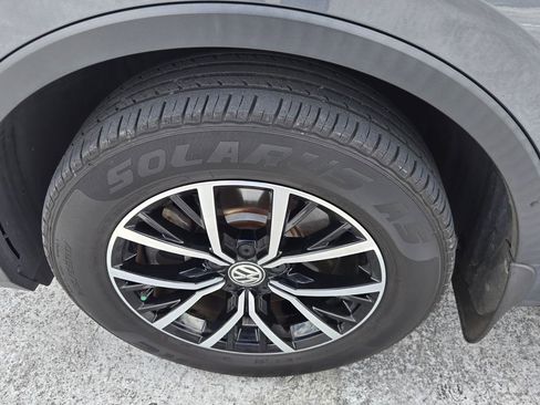 Used 2021 Volkswagen Tiguan SE w/ Panoramic Sunroof Package image 5