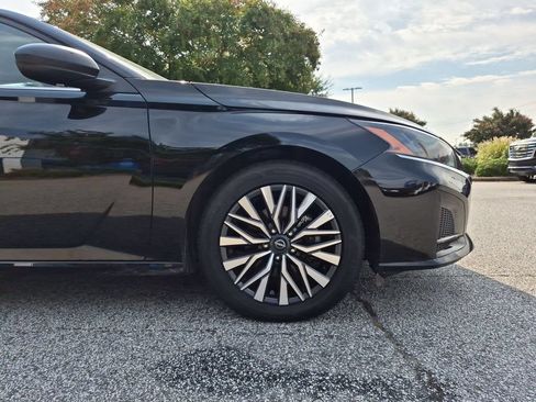 Used 2025 Nissan Altima 2.5 SV FWD image 10
