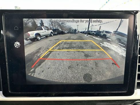 Used 2022 Hyundai Venue Limited FWD image 21