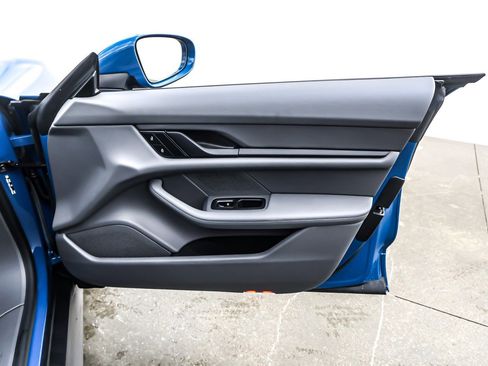 Used 2023 Porsche Taycan image 24