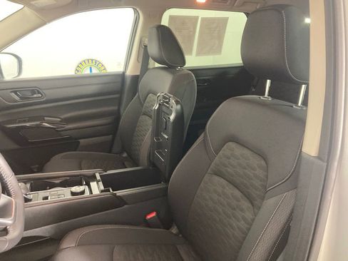 Used 2025 Nissan Pathfinder SV image 11