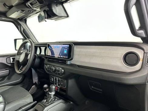 Used 2024 Jeep Wrangler Unlimited AWD/4WD image 29