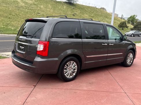 Used 2015 Chrysler Town & Country Touring-L w/ Driver Convenience Group FWD image 8
