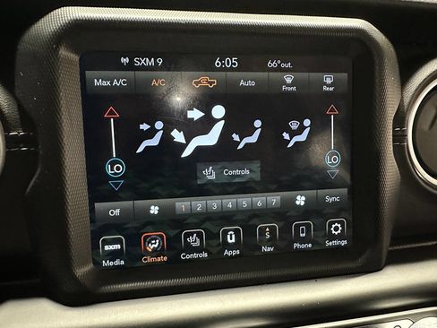 Used 2020 Jeep Gladiator Overland AWD/4WD image 36