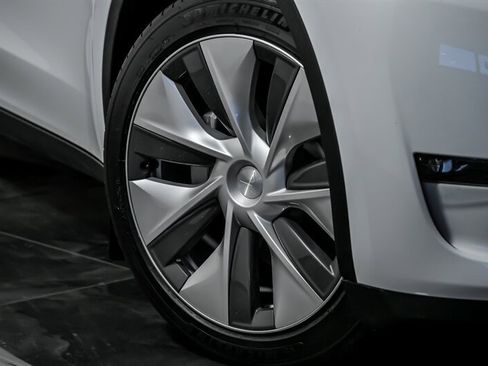 Used 2023 Tesla Model Y Long Range image 3