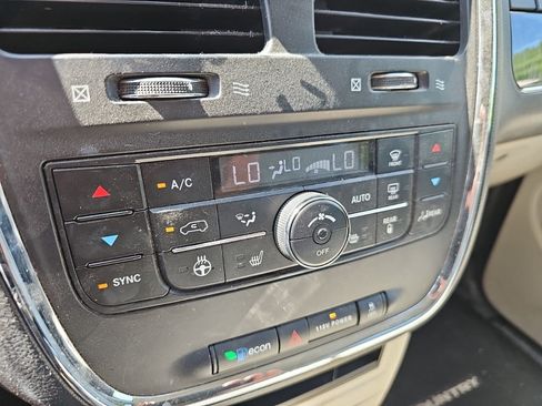 Used 2015 Chrysler Town & Country Touring w/ Driver Convenience Group FWD image 21