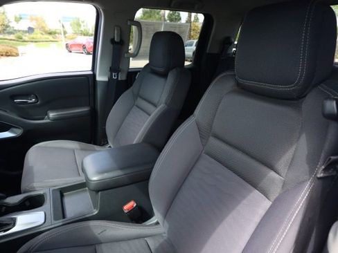 Used 2023 Nissan Frontier SV image 14