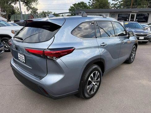 Used 2021 Toyota Highlander XLE AWD/4WD image 9