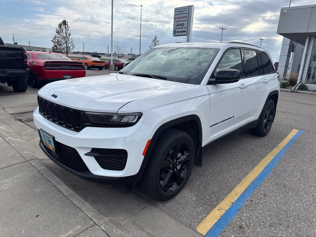 Used 2024 Jeep Grand Cherokee Altitude AWD/4WD image 10
