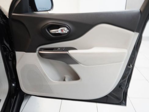 Used 2019 Jeep Cherokee Limited image 29