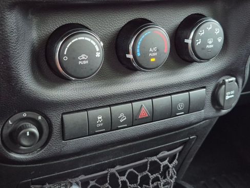 Used 2016 Jeep Wrangler Unlimited Rubicon w/ Connectivity Group AWD/4WD image 15