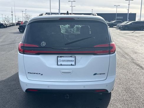 Used 2024 Chrysler Pacifica Premium image 4