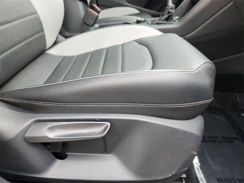 Used 2022 Volkswagen Taos SEL image 19