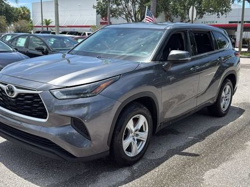 Used 2021 Toyota Highlander L FWD image 3