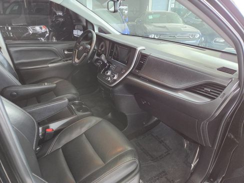 Used 2015 Toyota Sienna SE image 30