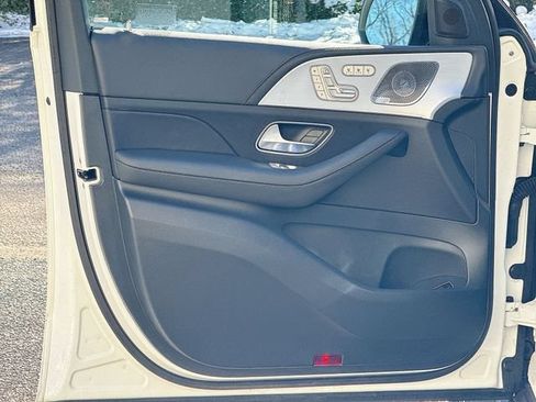 Used 2025 Mercedes-Benz GLS 580 4MATIC image 11