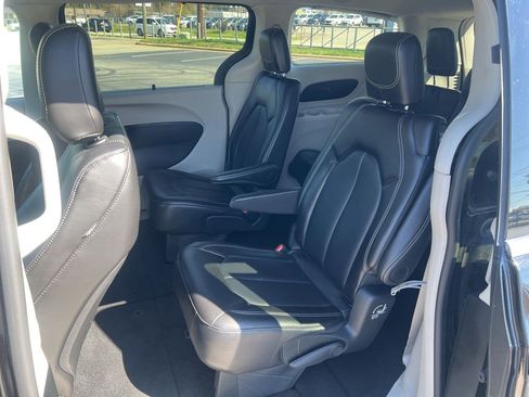 Used 2024 Chrysler Pacifica Touring-L FWD image 18