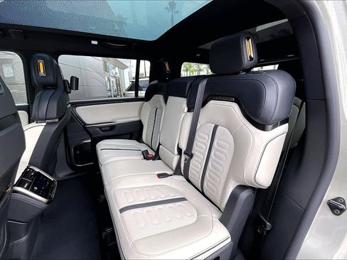 Used 2025 Rivian R1S Premium image 26