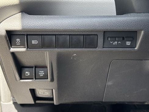 Used 2024 Toyota Sienna XLE FWD image 22