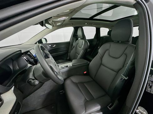 Used 2025 Volvo XC60 B5 Plus image 13