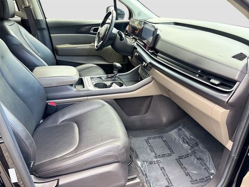 Used 2025 Kia Carnival FWD image 30