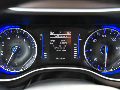 Used 2023 Chrysler Voyager LX image 31