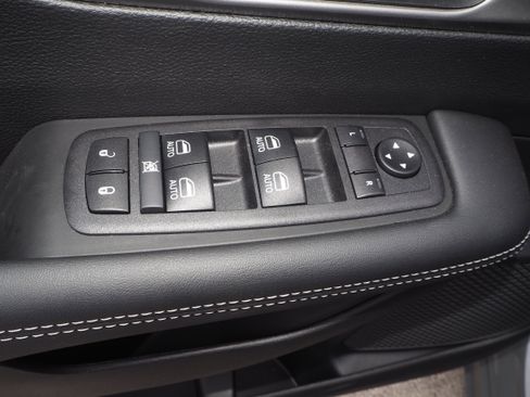 New 2025 Chrysler Pacifica Select w/ Uconnect Theater Family Group image 28