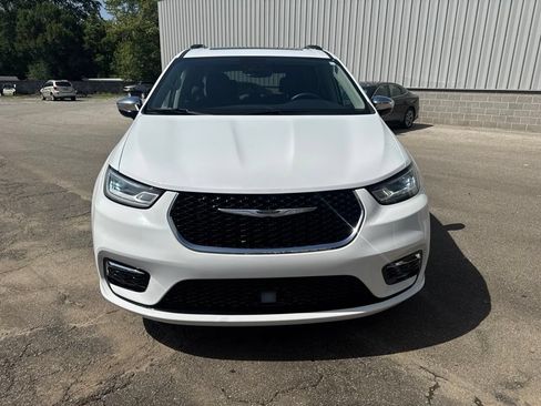 Used 2023 Chrysler Pacifica Limited w/ Uconnect Theater Family Group FWD image 17