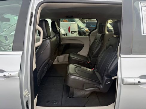 Used 2024 Chrysler Pacifica Touring-L image 15