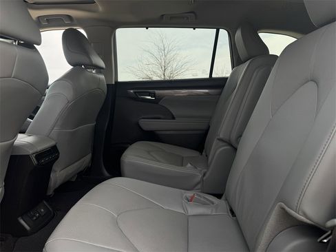 Used 2024 Toyota Highlander Limited image 29