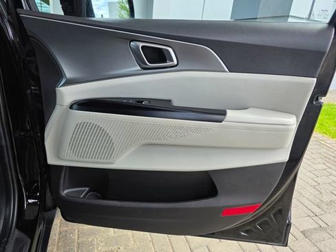 Used 2022 Kia Carnival LX FWD image 8