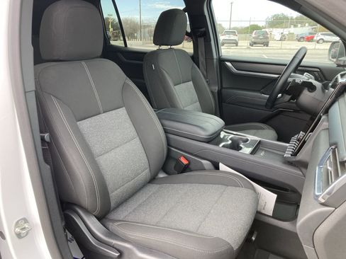 Used 2025 GMC Acadia Elevation image 28