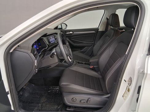 Used 2023 Volkswagen Jetta SE FWD image 3