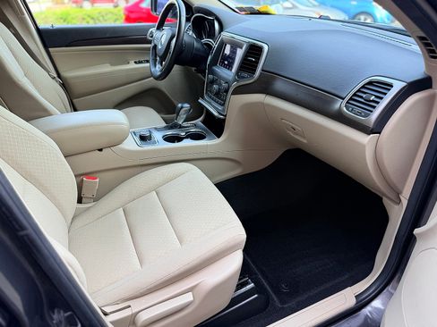 Used 2018 Jeep Grand Cherokee Laredo AWD/4WD image 34