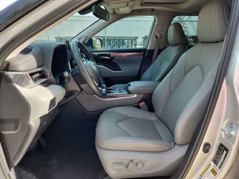 Used 2023 Toyota Highlander Limited FWD image 14