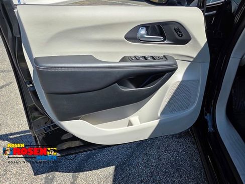 Used 2024 Chrysler Pacifica Touring-L FWD image 7